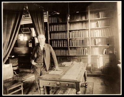 Thomas Edison in zijn bibliotheek, 1904 door Byron Company